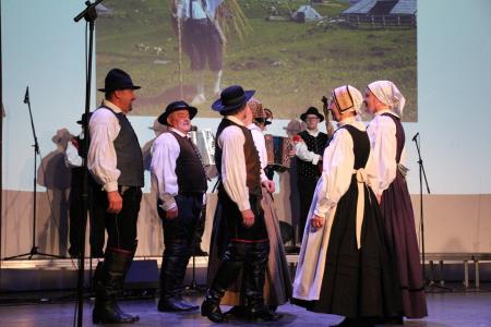 Ples in glasba izpod kamniških planin v izvedbi Folklorne skupine Kamnik in njihovih prijateljev  (21)
